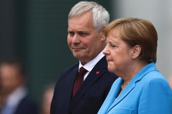 Angela Merkel und Premierminister Antti Rinne: Die Kanzlerin erlitt beim Staatsbesuch des finnischen Regierungschefs erneut einen Zitteranfall.