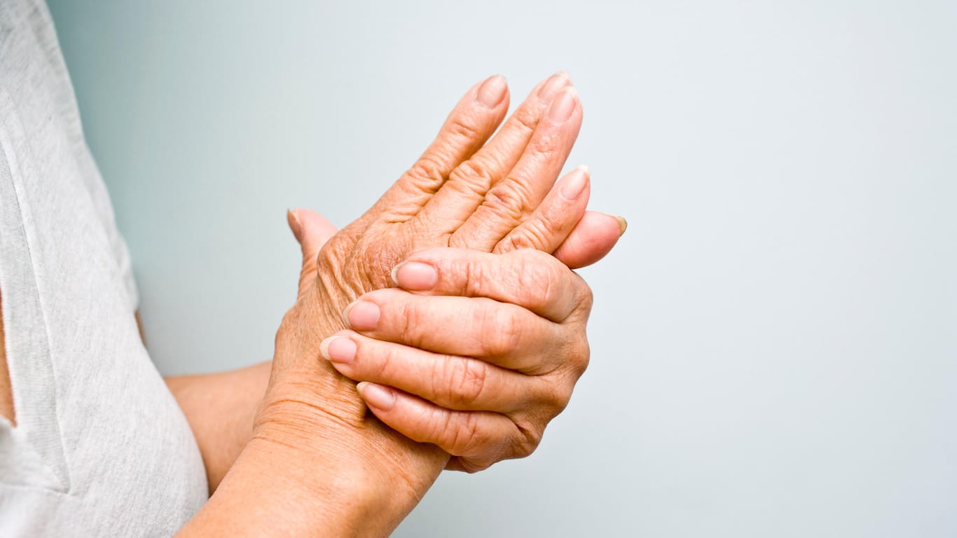 Frau hält ihre Hand: Ein Tremor kann sehr unterschiedliche Ursachen haben.