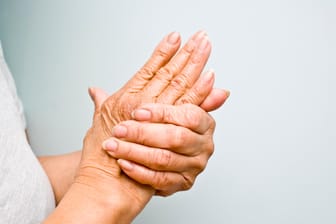 Frau hält ihre Hand: Ein Tremor kann sehr unterschiedliche Ursachen haben.