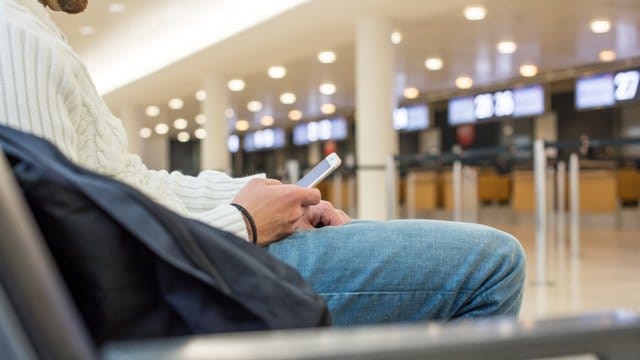 Wer seine Daten bei der Reise in bestimmte Länder als gefährdet einstuft, kann möglichen Ausspähversuchen von Smartphone und Co bei der Grenzkontrolle einiges entgegensetzen. Wer seine Daten bei der Reise in bestimmte Länder als gefährdet einstuft, kann möglichen Ausspähversuchen von Smartphone und Co bei der Grenzkontrolle einiges entgegensetzen.