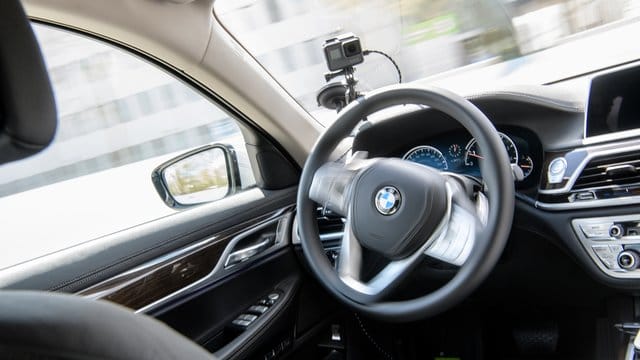 Ein autonom fahrendes Fahrzeug von BMW fährt auf einer Teststrecke bei der Eröffnung des BMW-Entwicklungszentrums "Campus Autonomes Fahren". Ein autonom fahrendes Fahrzeug von BMW fährt auf einer Teststrecke bei der Eröffnung des BMW-Entwicklungszentrums "Campus Autonomes Fahren".