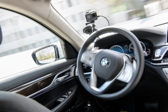 Ein autonom fahrendes Fahrzeug von BMW fährt auf einer Teststrecke bei der Eröffnung des BMW-Entwicklungszentrums "Campus Autonomes Fahren".