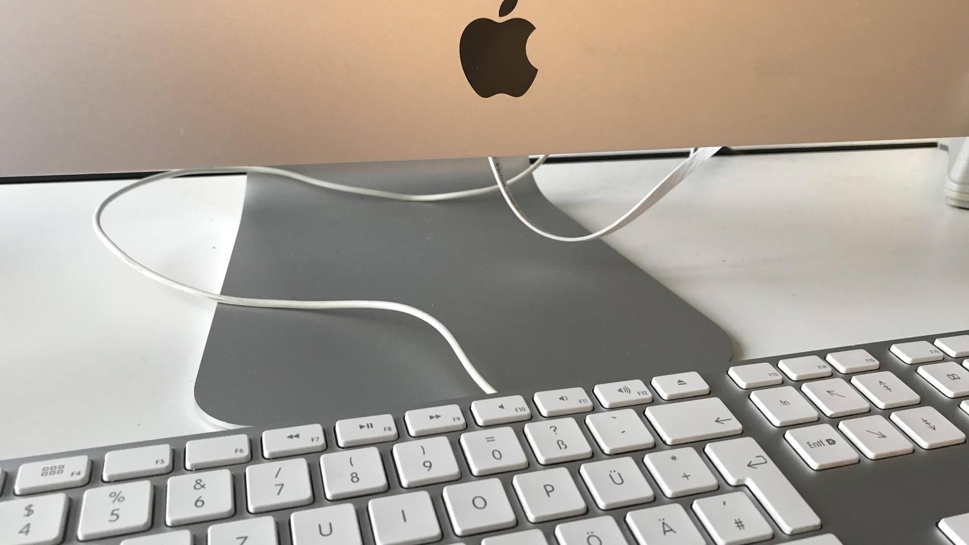 Ein Mac-Computer: Wer die Videosoftware Zoom auf seinem Gerät installiert hatte, ist von einer kritischen Sicherheitslücke betroffen. (Symbolbild) Ein Mac-Computer: Wer die Videosoftware Zoom auf seinem Gerät installiert hatte, ist von einer kritischen Sicherheitslücke betroffen. (Symbolbild)