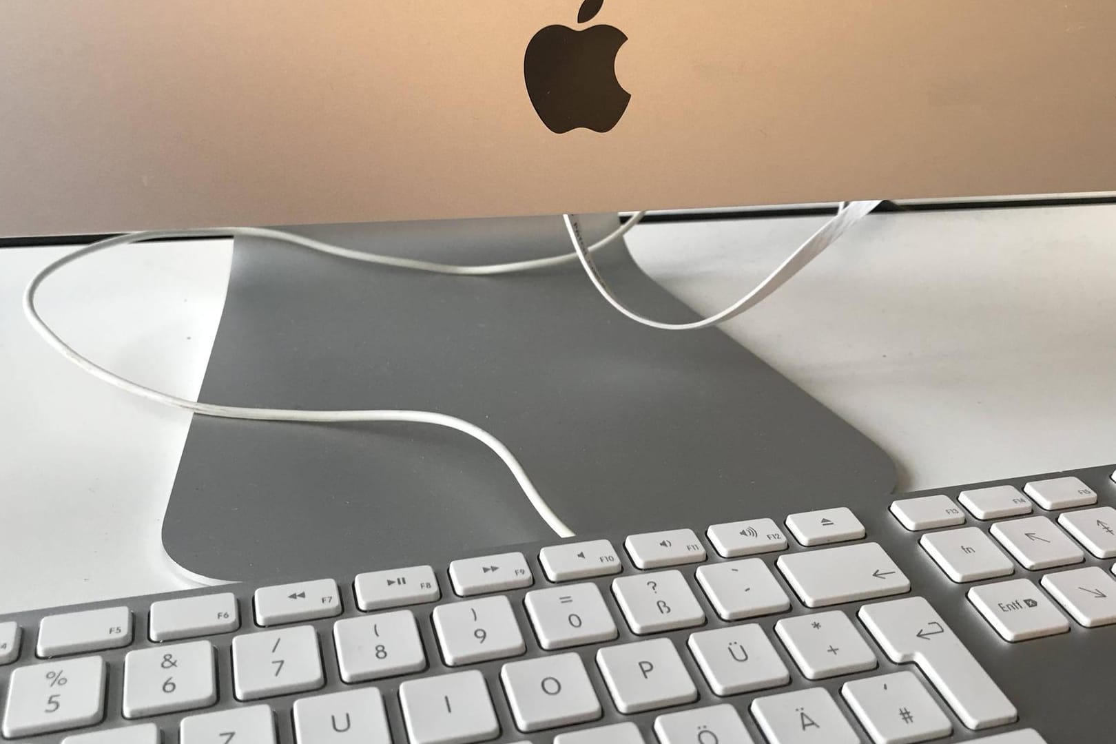 Ein Mac-Computer: Wer die Videosoftware Zoom auf seinem Gerät installiert hatte, ist von einer kritischen Sicherheitslücke betroffen. (Symbolbild)