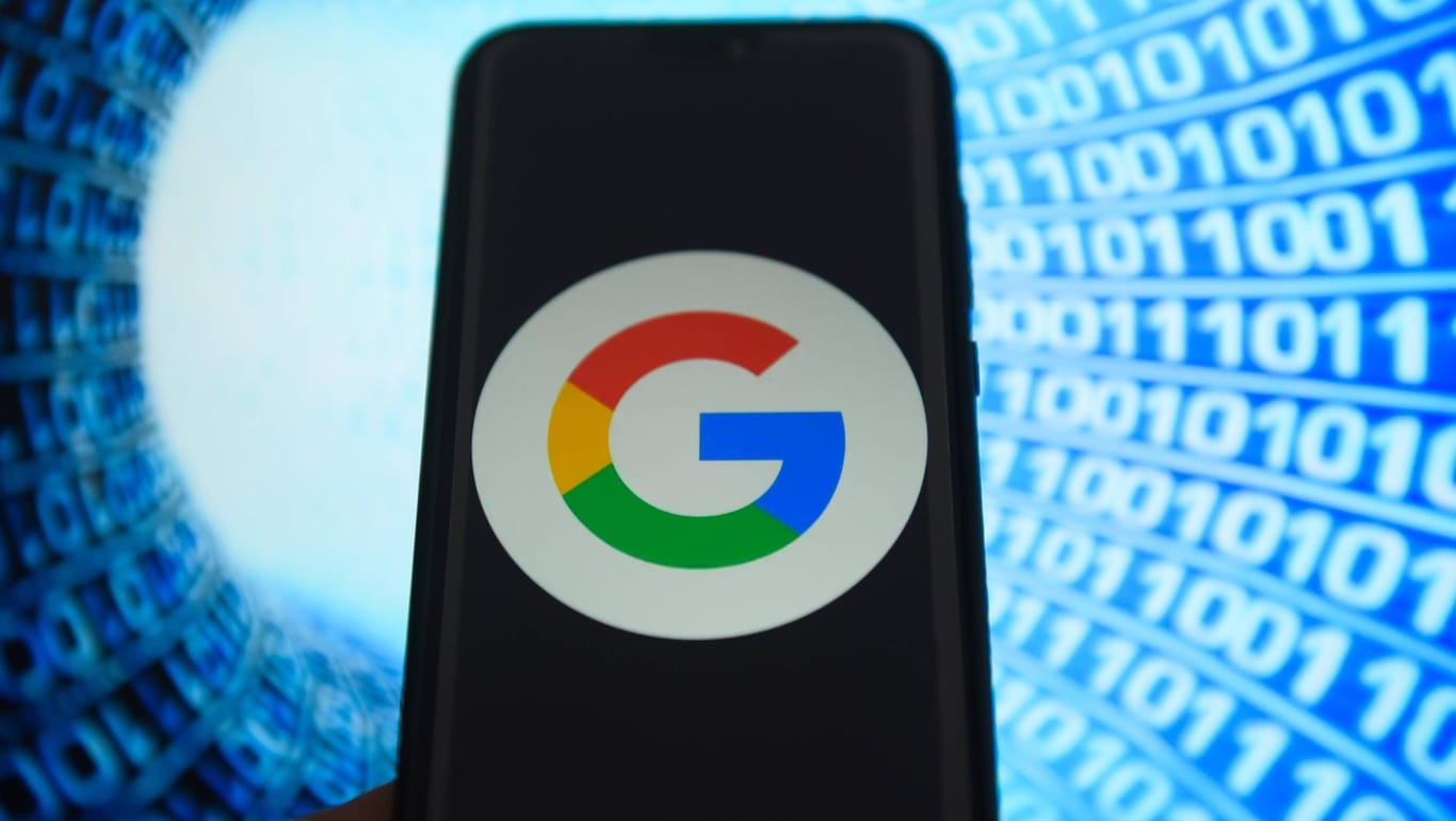 Das Google-Logo auf einem Smartphone: Mit ein paar Einstellungen können Sie ihre Daten besser schützen. (Symbolbild)