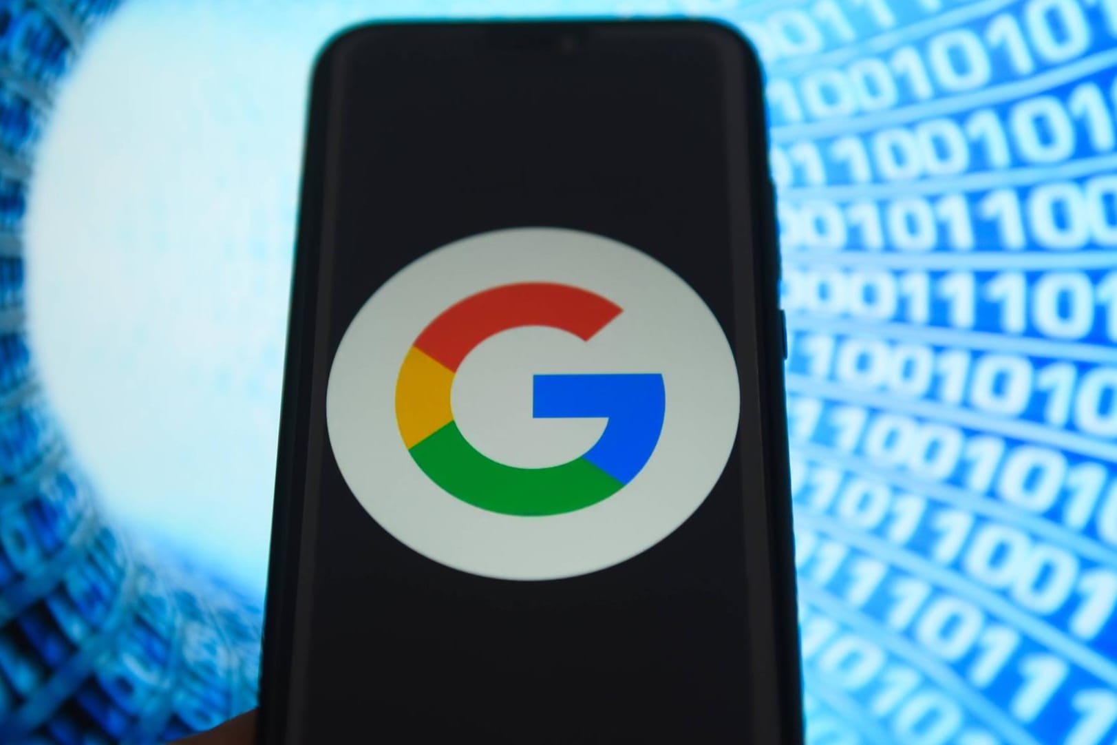 Das Google-Logo auf einem Smartphone: Mit ein paar Einstellungen können Sie ihre Daten besser schützen. (Symbolbild)