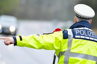 Ein Polizist bei einer Geschwindigkeitskontrolle: Mehr als 4,8 Millionen Verkehrsverstöße hat das Flensburger Kraftfahrt-Bundesamt im vergangenen Jahr registriert.