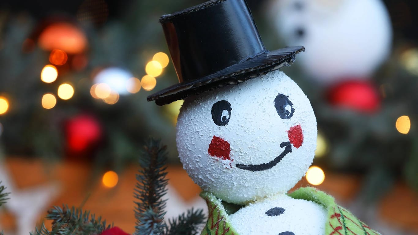 Eine Schneemann-Figur auf einem Tannenzweig: In Wuppertal gibt es auf dem Weihnachtsmarkt dieses Jahr Neuerungen.