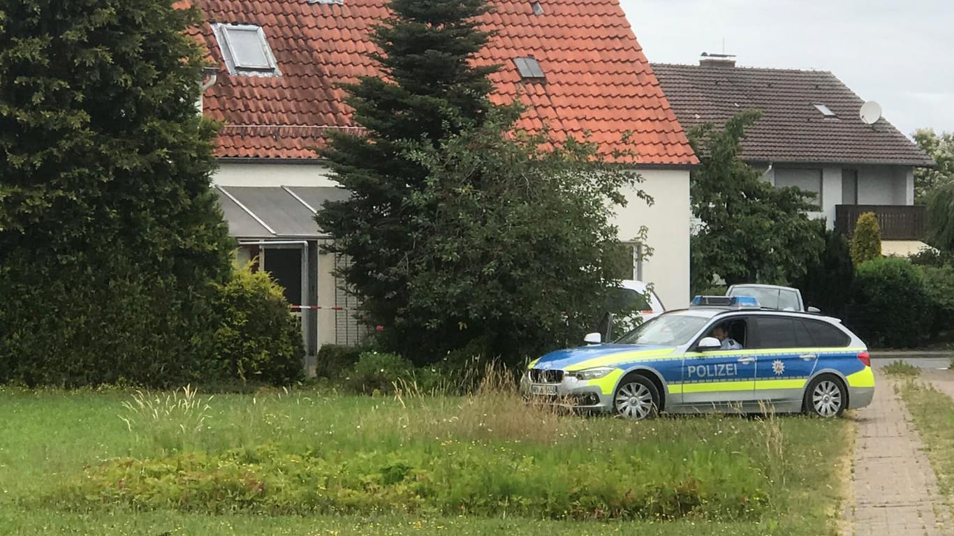 Werther: Ein Polizeifahrzeug steht vor einem Haus in Werther. In einem Einfamilienhaus in Werther bei Bielefeld sind drei Tote gefunden worden.