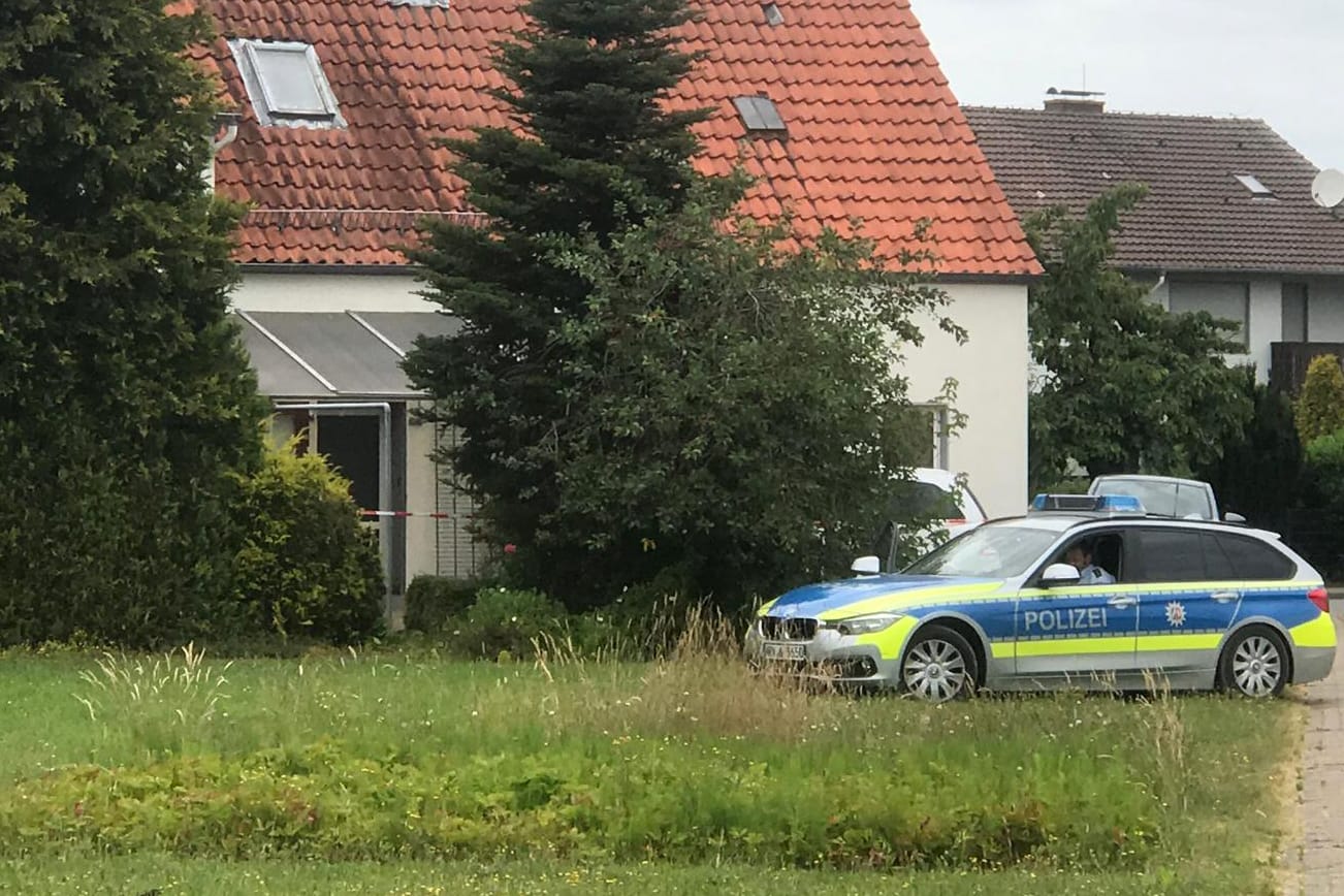 Werther: Ein Polizeifahrzeug steht vor einem Haus in Werther. In einem Einfamilienhaus in Werther bei Bielefeld sind drei Tote gefunden worden.