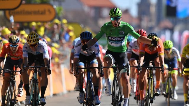 Peter Sagan (M/grün) kann sich in Colmar im Zielsprint durchsetzen und den Tagessieg holen.