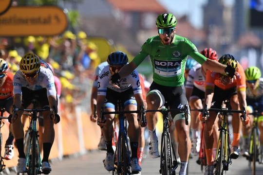 Peter Sagan (M/grün) kann sich in Colmar im Zielsprint durchsetzen und den Tagessieg holen.