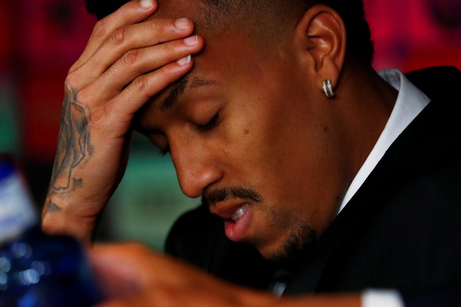 Eder Militao: Der Real-Neuzugang fasst sich während der Pressekonferenz an den Kopf und bittet um eine Pause.