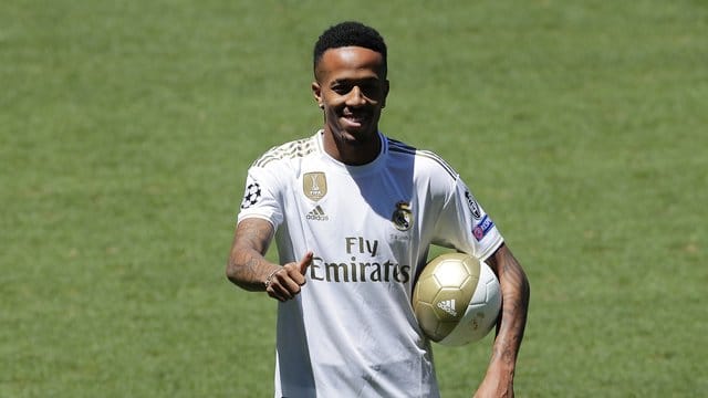 Bei der offiziellen Vorstellung im Stadion Santiago Bernabeu zeigte sich Real Madrids Neugzugang Éder Militão fit. Bei der offiziellen Vorstellung im Stadion Santiago Bernabeu zeigte sich Real Madrids Neugzugang Éder Militão fit.