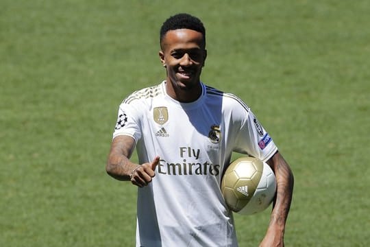 Bei der offiziellen Vorstellung im Stadion Santiago Bernabeu zeigte sich Real Madrids Neugzugang Éder Militão fit.