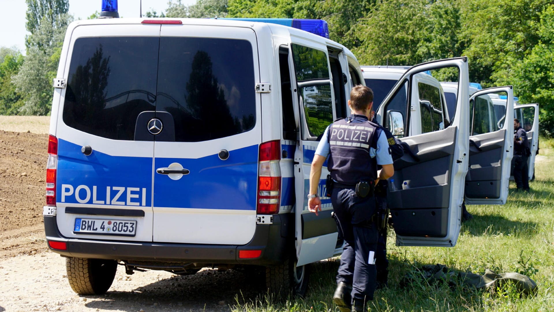 Weinstadt-Endersbach: Polizeifahrzeuge stehen an einem Weg. Einsatzkräfte der Polizei suchen nach einer vermissten Person. Weinstadt-Endersbach: Polizeifahrzeuge stehen an einem Weg. Einsatzkräfte der Polizei suchen nach einer vermissten Person.