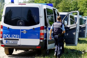 Weinstadt-Endersbach: Polizeifahrzeuge stehen an einem Weg. Einsatzkräfte der Polizei suchen nach einer vermissten Person.