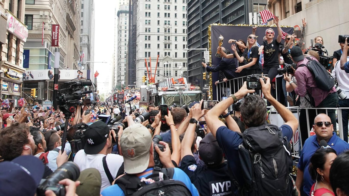 Siegesfeier in den Straßen von New York: Zehntausende feiern mit dem US-Team.