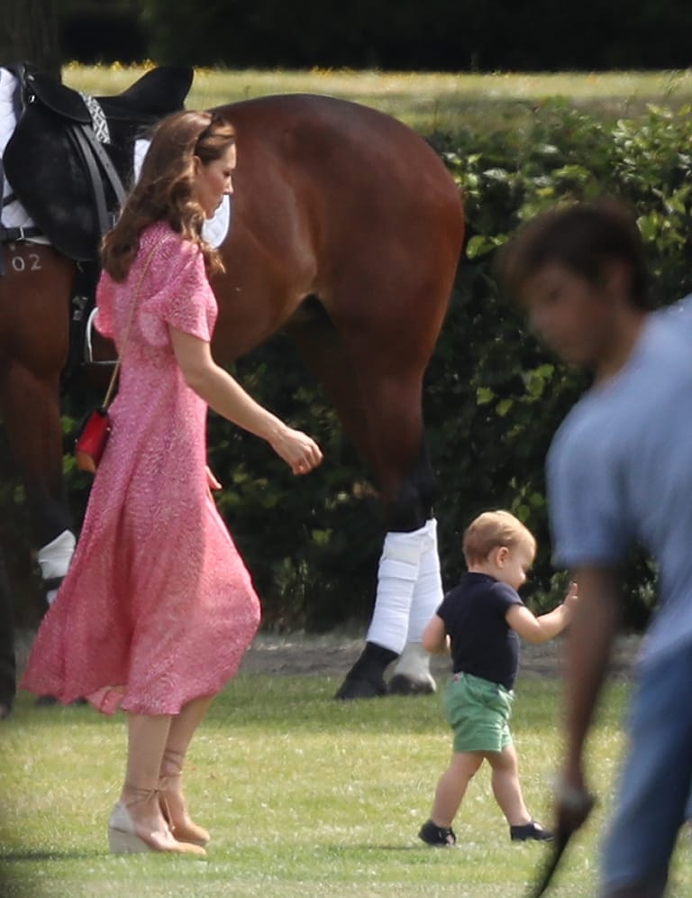 Prinz Louis hält seine Mama auf Trab.