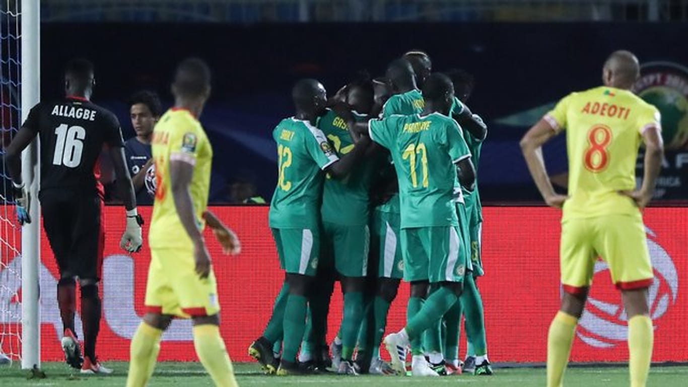 Die Spieler von Senegal (M) feiern den Treffer zum 1:0 durch Idrissa Gueye.