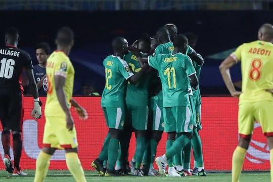 Die Spieler von Senegal (M) feiern den Treffer zum 1:0 durch Idrissa Gueye.