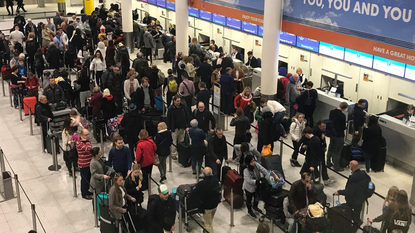 Passagiere warten auf den Check-in. Der Londoner Airport Gatwick hatte zuvor den Flugverkehr komplett ausgesetzt.