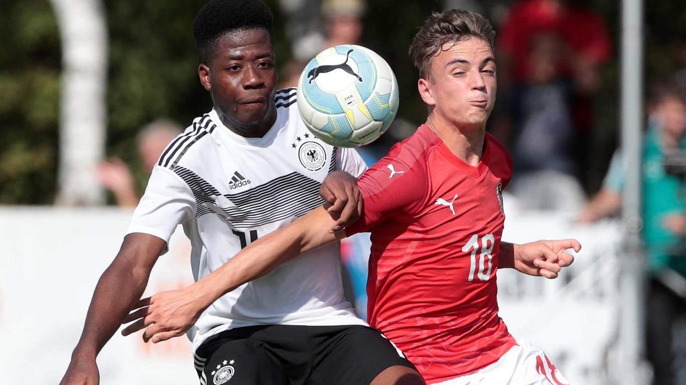 Bright Akwo Arrey-Mbi (l.) im Einsatz für die deutsche U16: Der Abwehrspieler verstärkt die Jugend des FC Bayern.