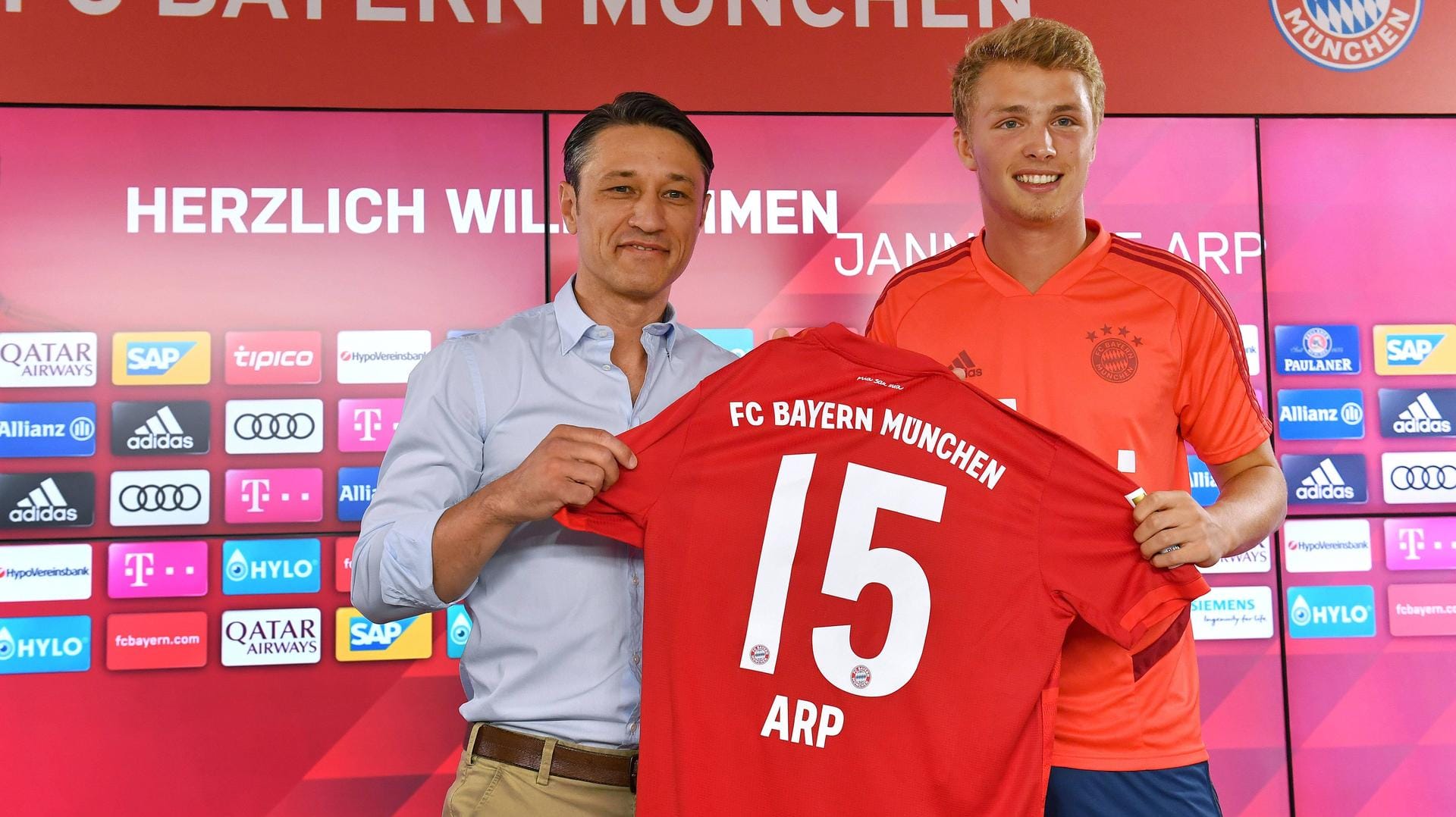 Jann-Fiete Arp mit Trainer Niko Kovac: Das Sturm-Juwel soll Robert Lewandowski entlasten.