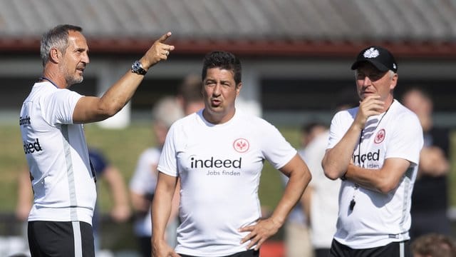 Niederlage beim Uhrencup: Frankfurts Trainer Adi Hütter (l) diskutiert mit seinen Assistenten. Niederlage beim Uhrencup: Frankfurts Trainer Adi Hütter (l) diskutiert mit seinen Assistenten.