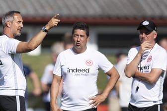 Niederlage beim Uhrencup: Frankfurts Trainer Adi Hütter (l) diskutiert mit seinen Assistenten.