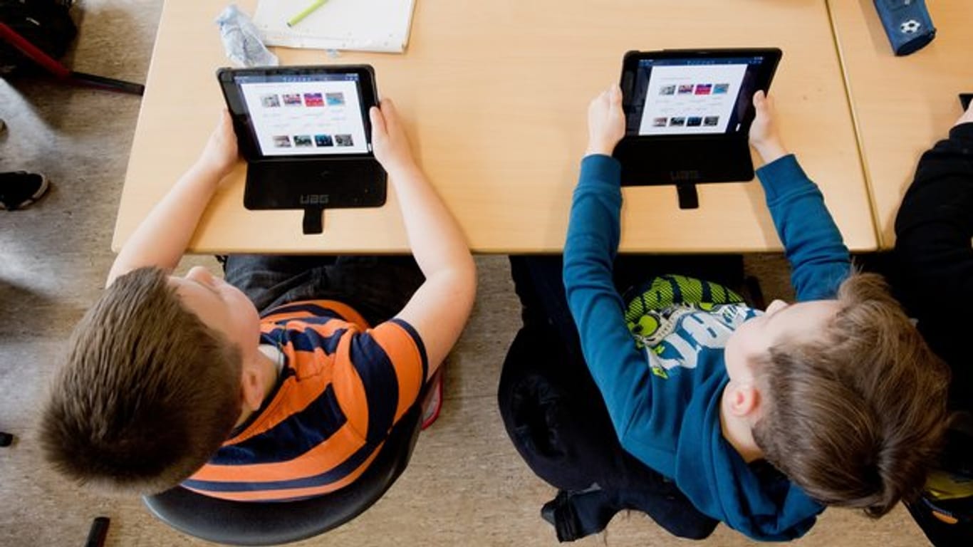 Schüler halten iPads