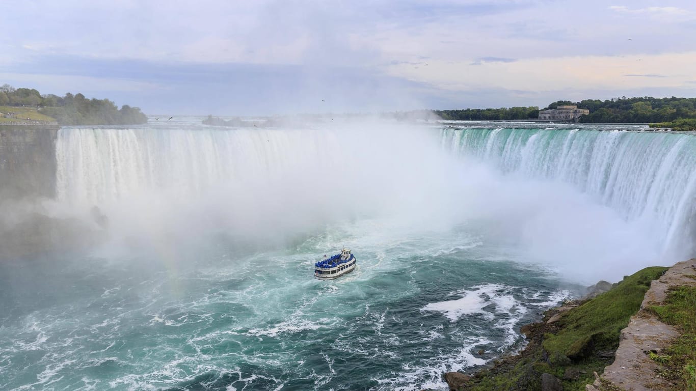 Der Horseshoe-Wasserfall in Ontario: Ein Mann hat einen Sturz von den Niagarafällen überlebt. (Symbolbild)