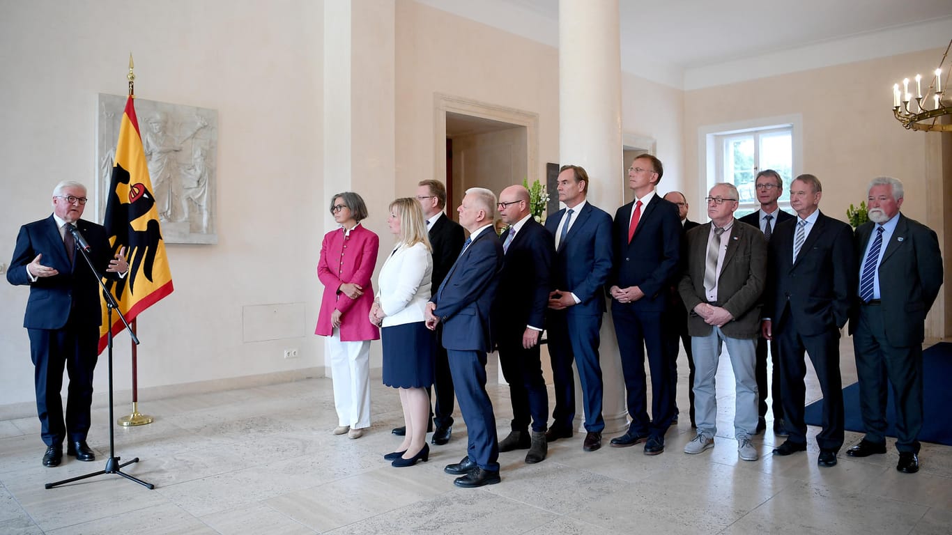 Bundespräsident Steinmeier im Gespräch mit Bürgermeistern.