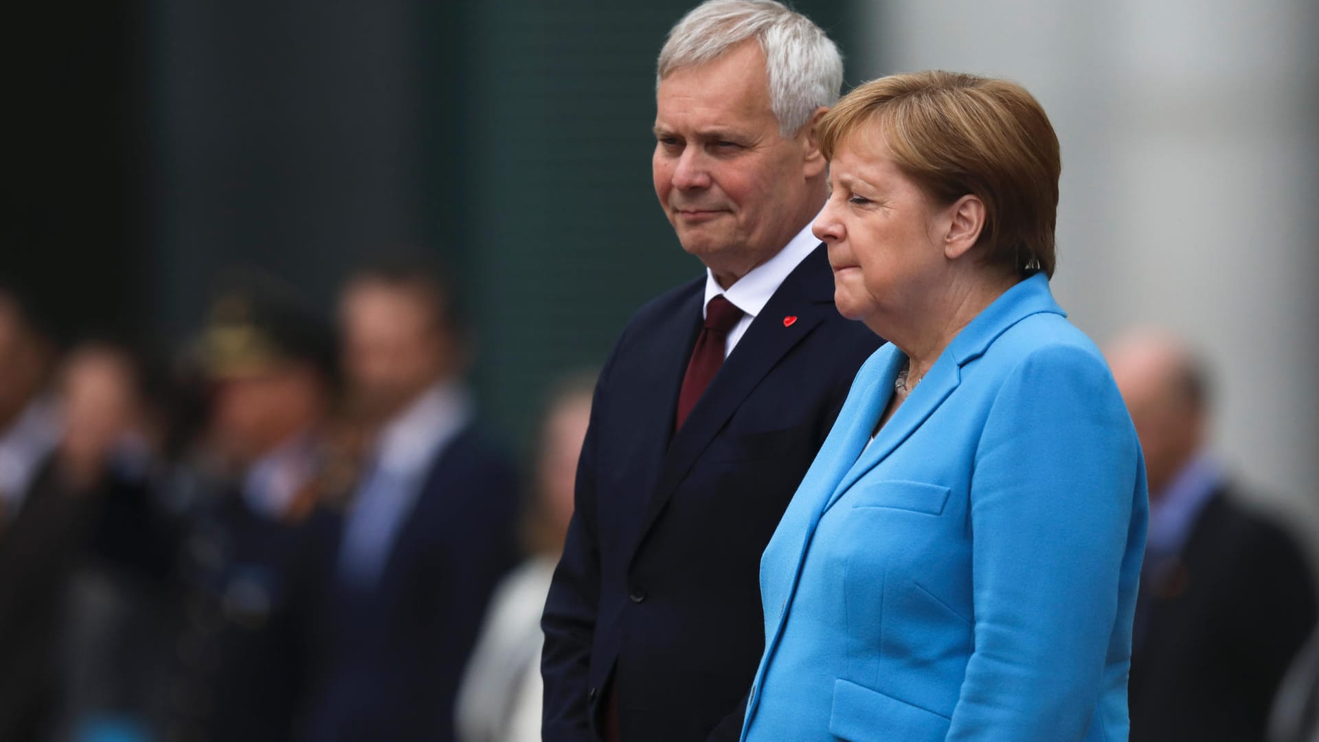 Angela Merkel beim Empfang mit dem finnischen Ministerpräsidenten Antti Rinne.