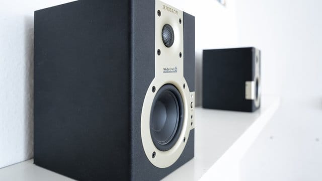 Die Ausrichtung beeinflusst den Sound: Stehen die Boxen parallel, dann wird der Klangraum größer und luftiger. Die Ausrichtung beeinflusst den Sound: Stehen die Boxen parallel, dann wird der Klangraum größer und luftiger.