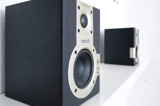 Die Ausrichtung beeinflusst den Sound: Stehen die Boxen parallel, dann wird der Klangraum größer und luftiger.