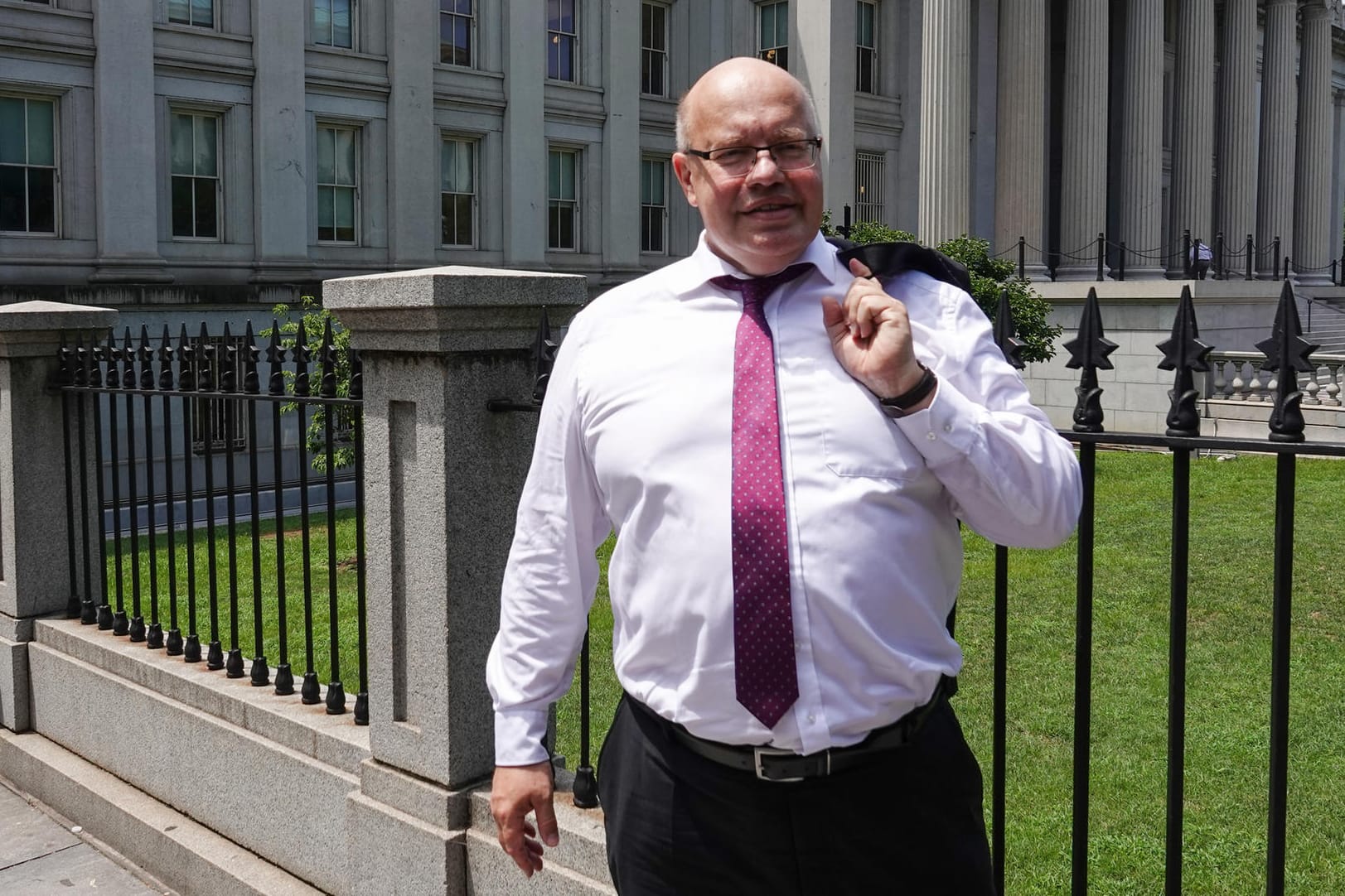 Wirtschaftsminister Peter Altmaier (CDU) vor dem US-Finanzministerium: Deutschland drohen mehrere Schläge durch die US-Regierung.