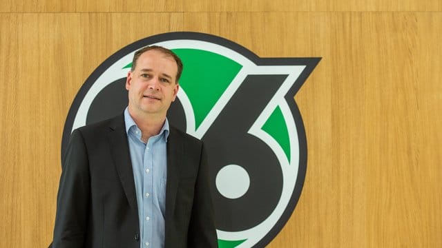 Sebastian Kramer, der Vorstandsvorsitzender von Hannover 96, kommt aus der aktiven Fanszene. Sebastian Kramer, der Vorstandsvorsitzender von Hannover 96, kommt aus der aktiven Fanszene.