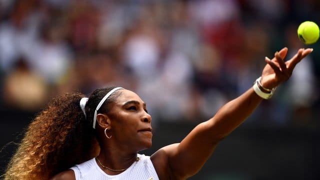 Mit einem Sieg im Halbfinale wäre Serena Williams die älteste Grand-Slam-Finalistin in der Geschichte des Profitennis seit 1968.