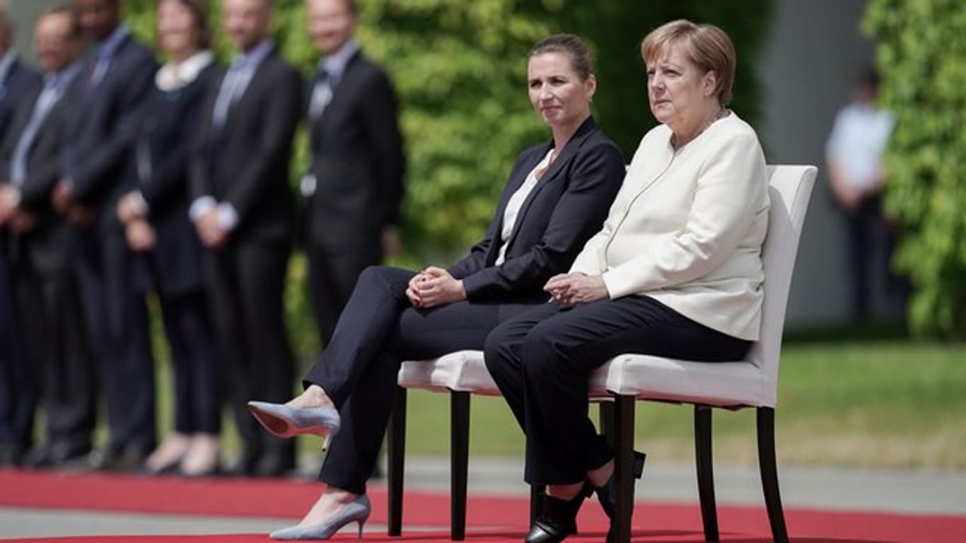 Während der Nationalhymnen: Bundeskanzlerin Angela Merkel sitzt neben der dänischen Ministerpräsidentin Mette Frederiksen.