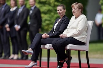 Während der Nationalhymnen: Bundeskanzlerin Angela Merkel sitzt neben der dänischen Ministerpräsidentin Mette Frederiksen.