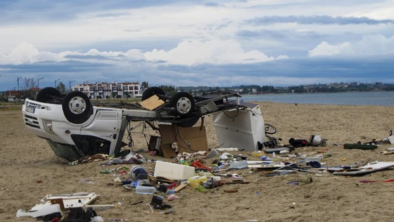 Ein umgestürztes Auto an einem Strand bei dem Dorf Sozopoli in der Region Chalkidiki in Nordgriechenland.