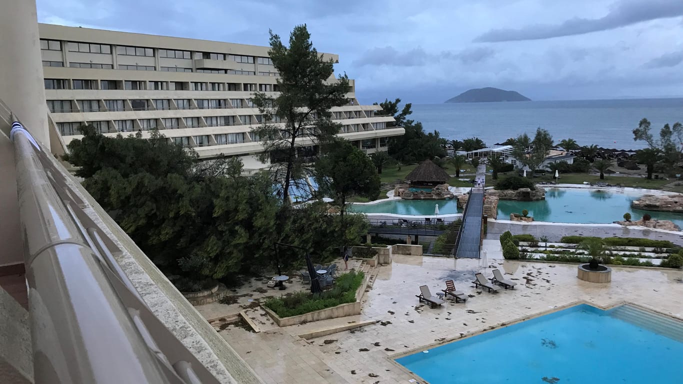 Sturmschäden auf dem Gelände eines Hotels in Porto Carras: Bei schweren Unwettern in der Region sollen sechs Touristen ums Leben gekommen sein.