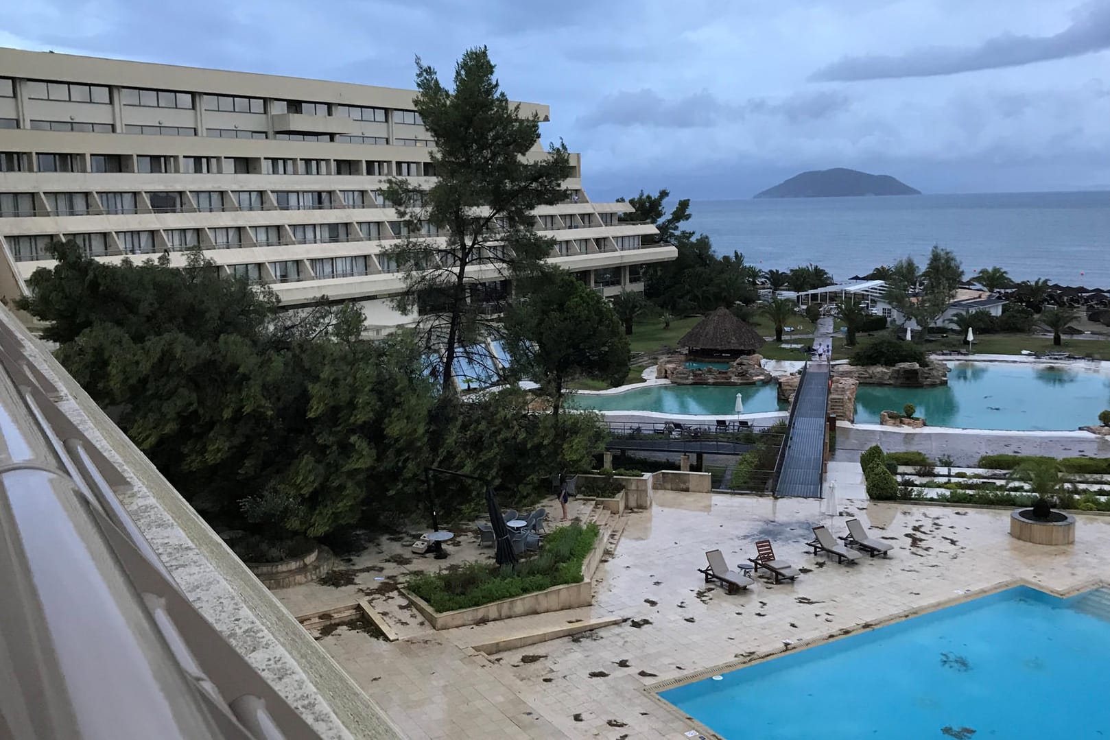 Sturmschäden auf dem Gelände eines Hotels in Porto Carras: Bei schweren Unwettern in der Region sollen sechs Touristen ums Leben gekommen sein.