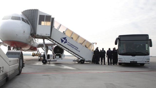 Ein Abschiebeflug auf dem Flughafen Leipzig.