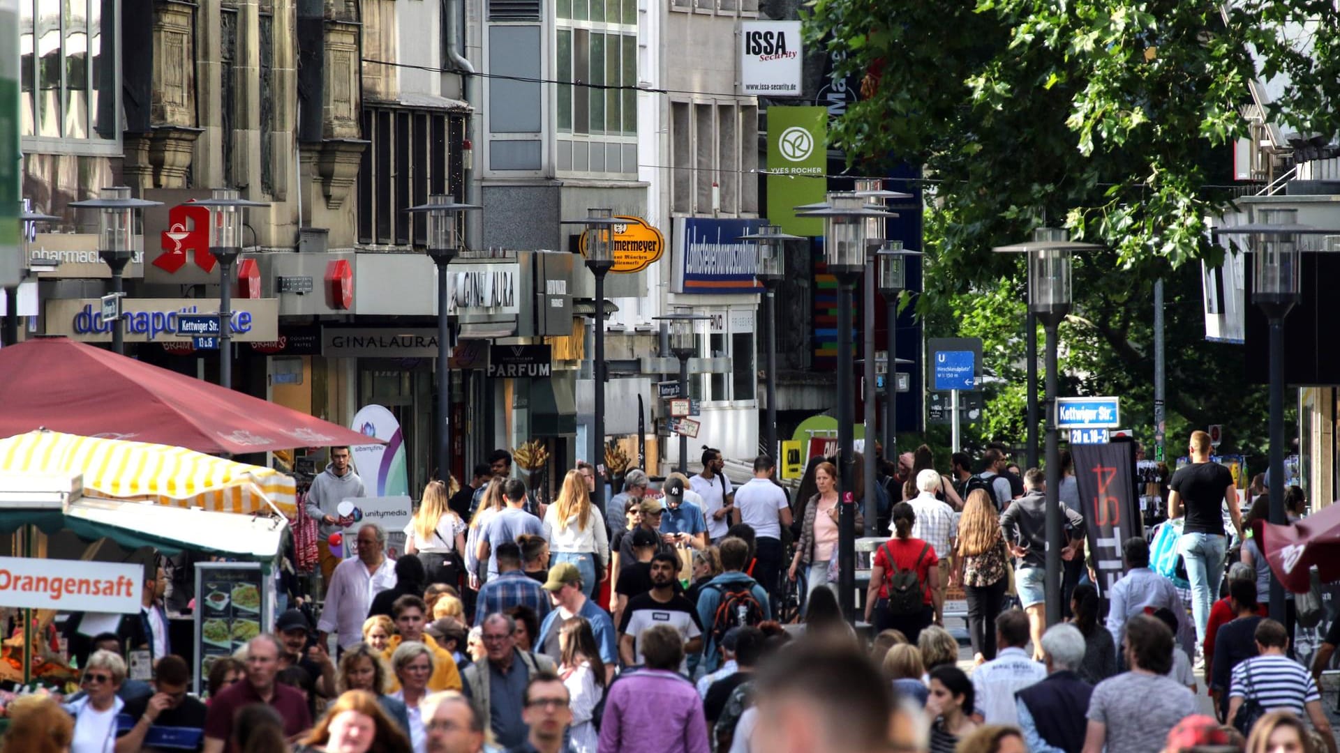 Die Haupteinkaufsstraße im Stadtkern von Essen an einem warmen Sommertag: Für das zweite Halbjahr sind acht verkaufsoffene Sonntage geplant. Die Haupteinkaufsstraße im Stadtkern von Essen an einem warmen Sommertag: Für das zweite Halbjahr sind acht verkaufsoffene Sonntage geplant.