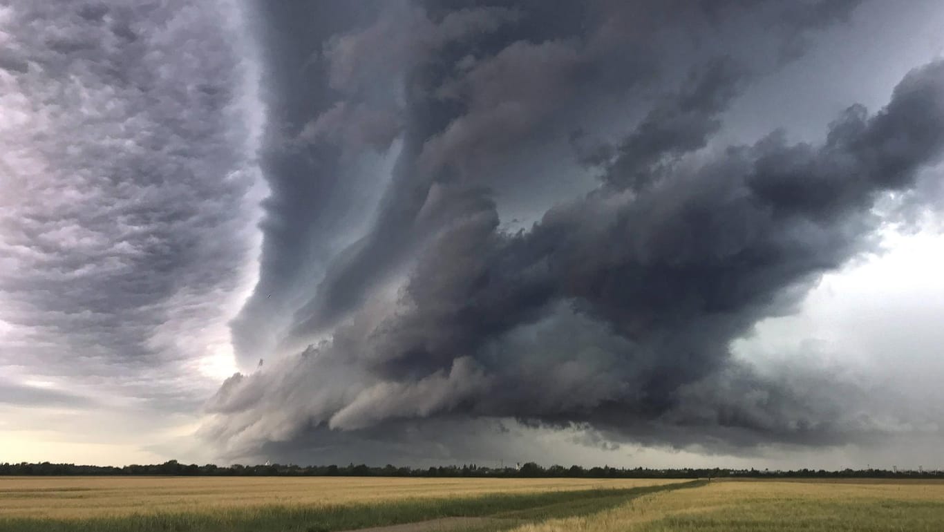 Dunkle Wolken ziehen auf: Meteorologen warnen vor heftigen Gewittern mit Hagelschauern.