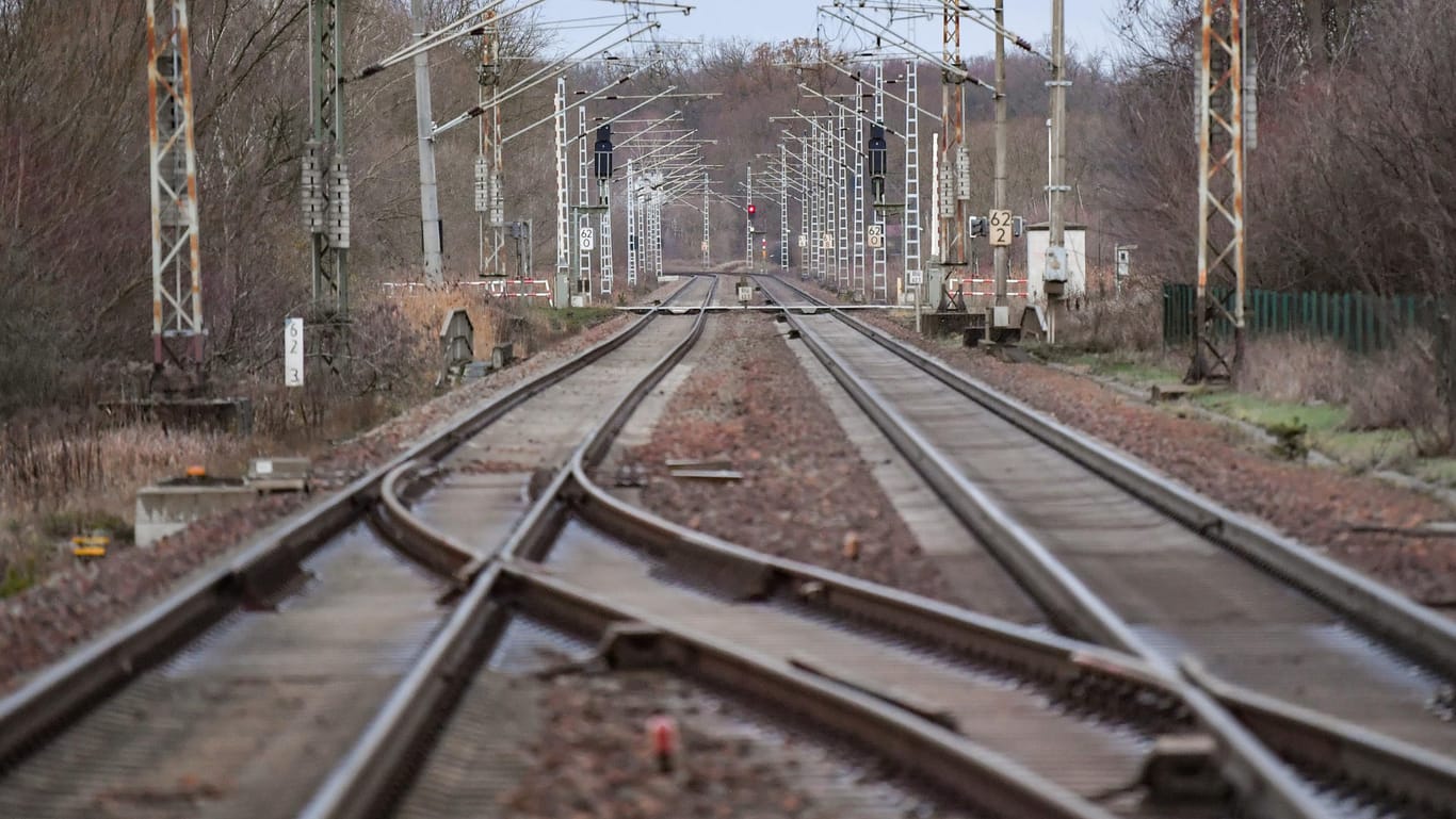 Leere Gleise der Bahnstrecke zwischen Cottbus und Berlin: 2018 starben neun Menschen durch Bahnstrom. (Symbolfoto)