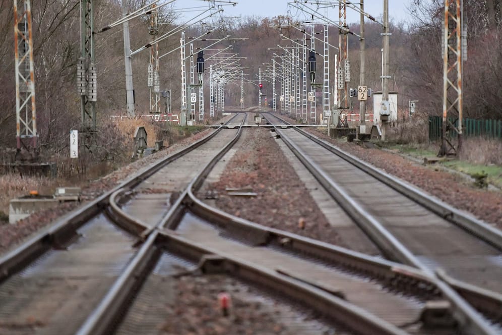 Leere Gleise der Bahnstrecke zwischen Cottbus und Berlin: 2018 starben neun Menschen durch Bahnstrom. (Symbolfoto)