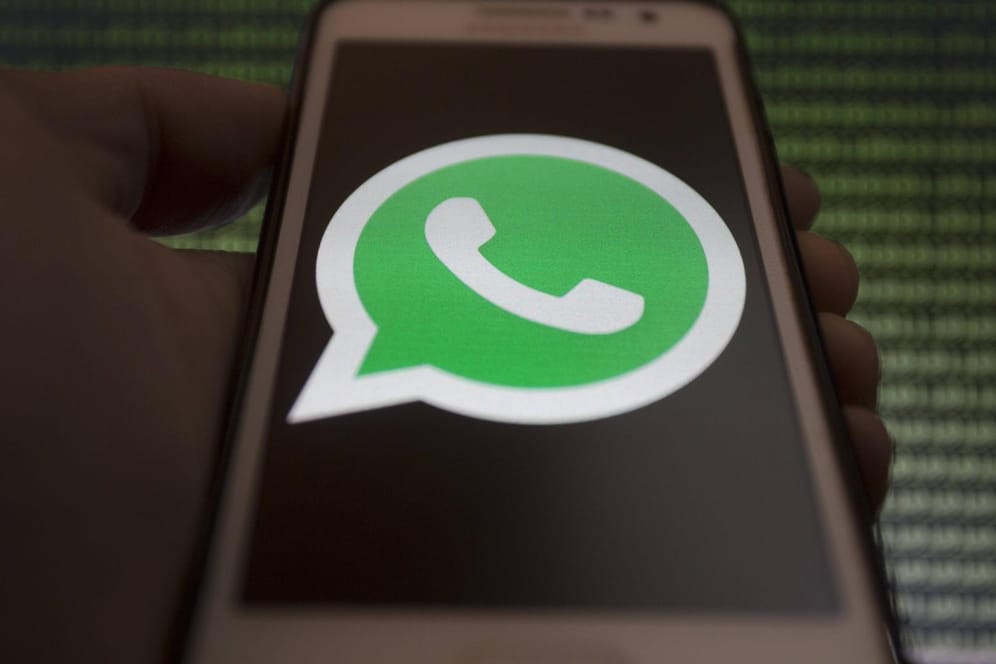 Jemand hält ein Smartphone mit dem WhatsApp-Logo: Forscher warnen vor einer Android-Malware namens "Agent Smith", die auch WhatsApp befallen kann.
